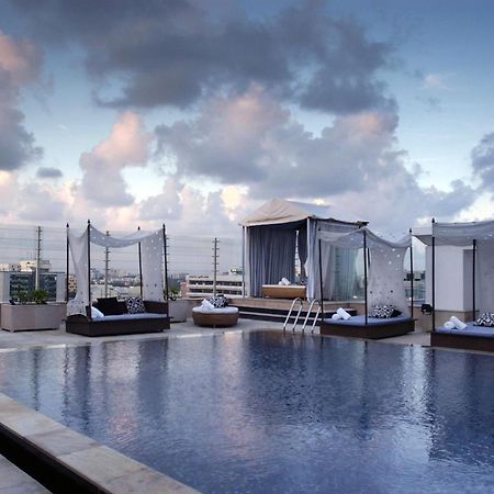 Отель The Park Ченнаи Экстерьер фото Rooftop pool at the hotel