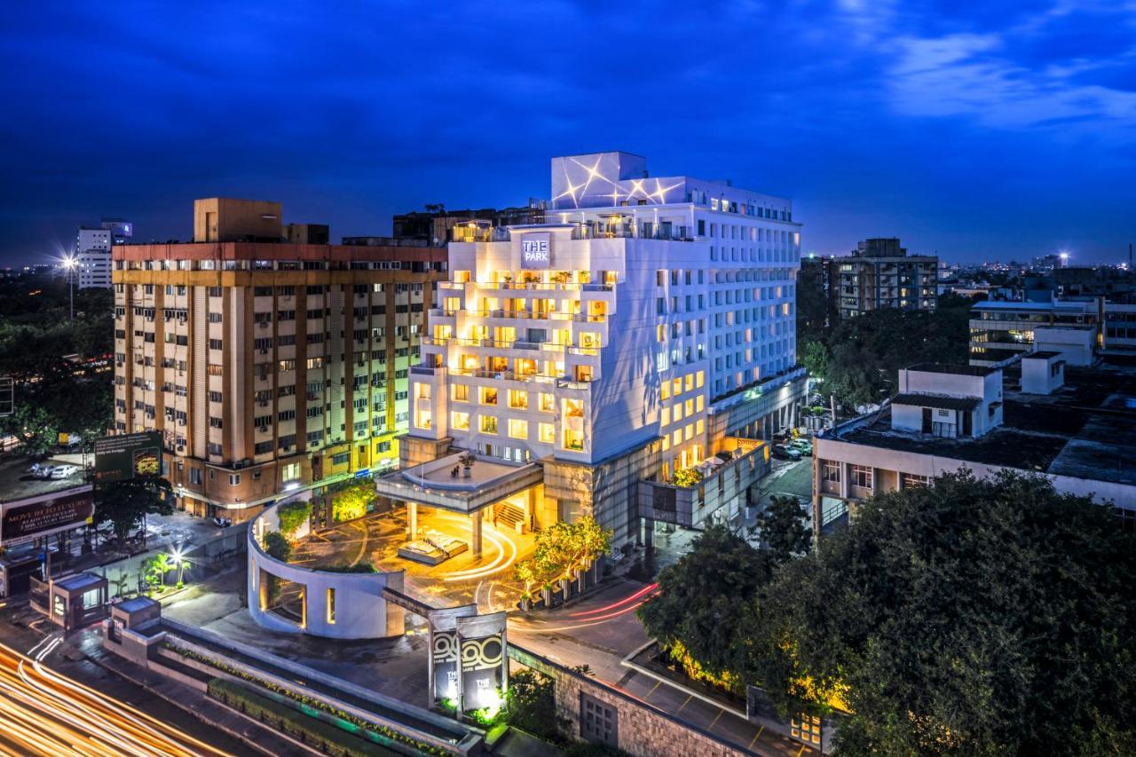 Отель The Park Ченнаи Экстерьер фото The hotel at night