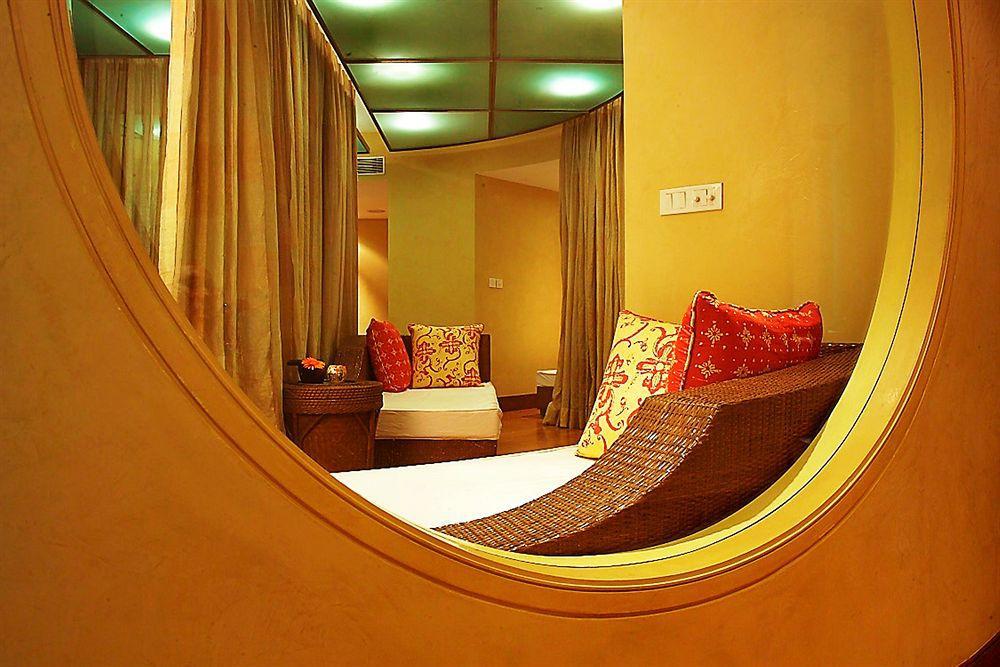 Отель The Park Ченнаи Экстерьер фото A room at the spa