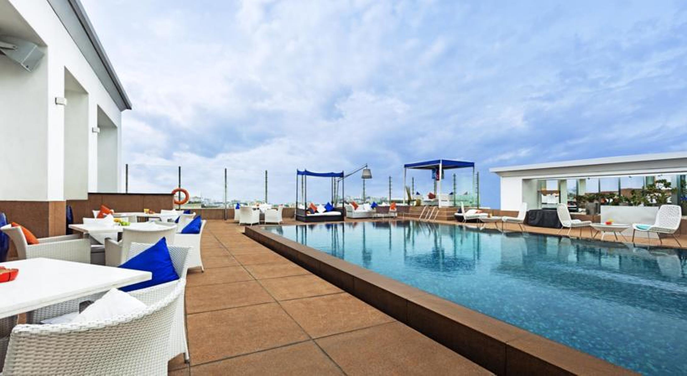 Отель The Park Ченнаи Экстерьер фото The swimming pool at the hotel