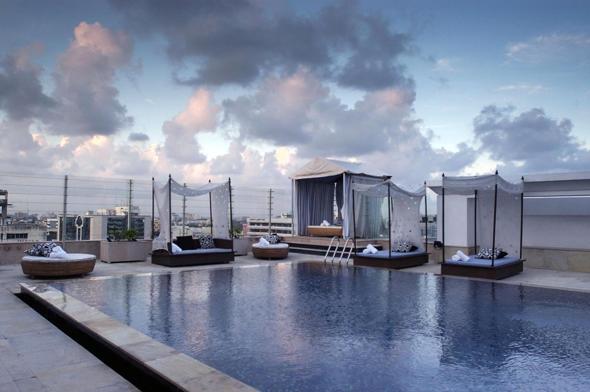 Отель The Park Ченнаи Экстерьер фото Rooftop pool at the hotel