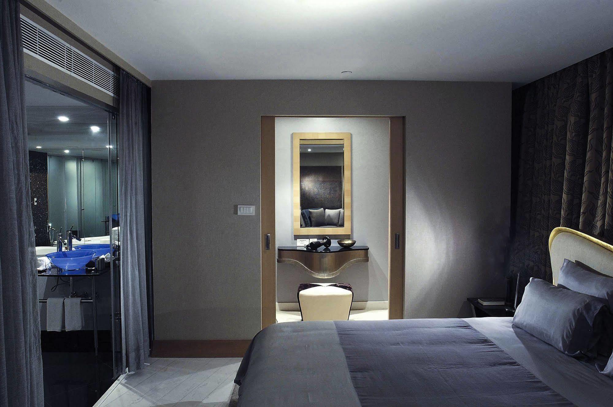 Отель The Park Ченнаи Номер фото A bedroom at the Mandarin Oriental, London